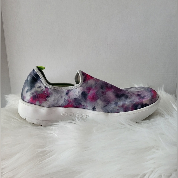 Oofos Tie-Dye Slip-On Shoes, Size 10 - Picture 7 of 7